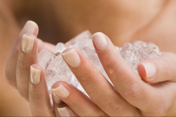 Massage ngực bằng đá lạnh là cách làm ngực to ra tự nhiên tại nhà