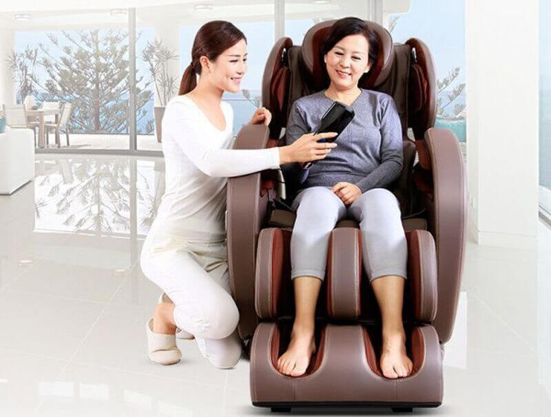 Người cao tuôi hay bị tê bì, đau nhức tay chân nên cần dùng ghế massage