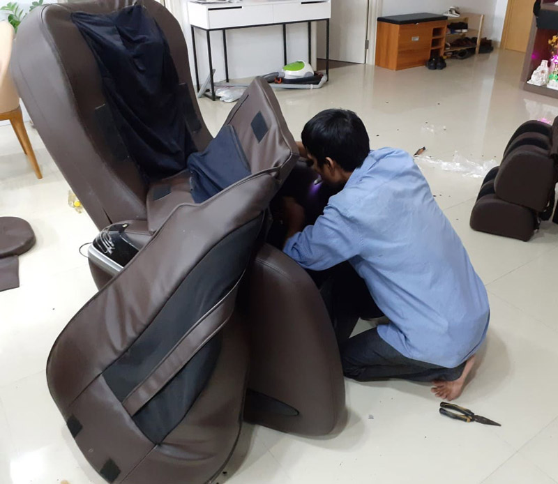 nhân viên kỹ thuật hỗ trợ sửa ghế massage panasonic nội địa nhật