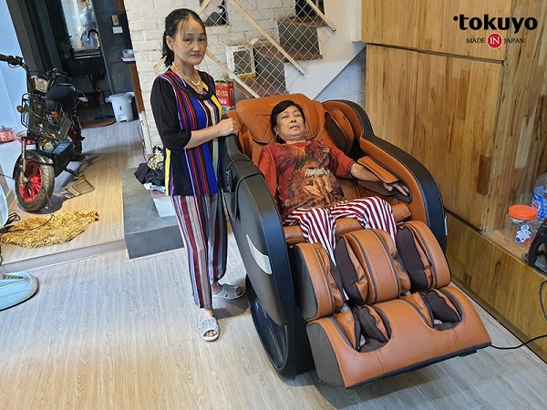 Người cao tuổi vô cùng yêu thích sản phẩm ghế massage