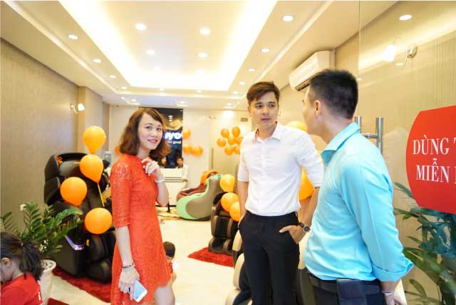 tokuyo khai truong showroom ba trieu