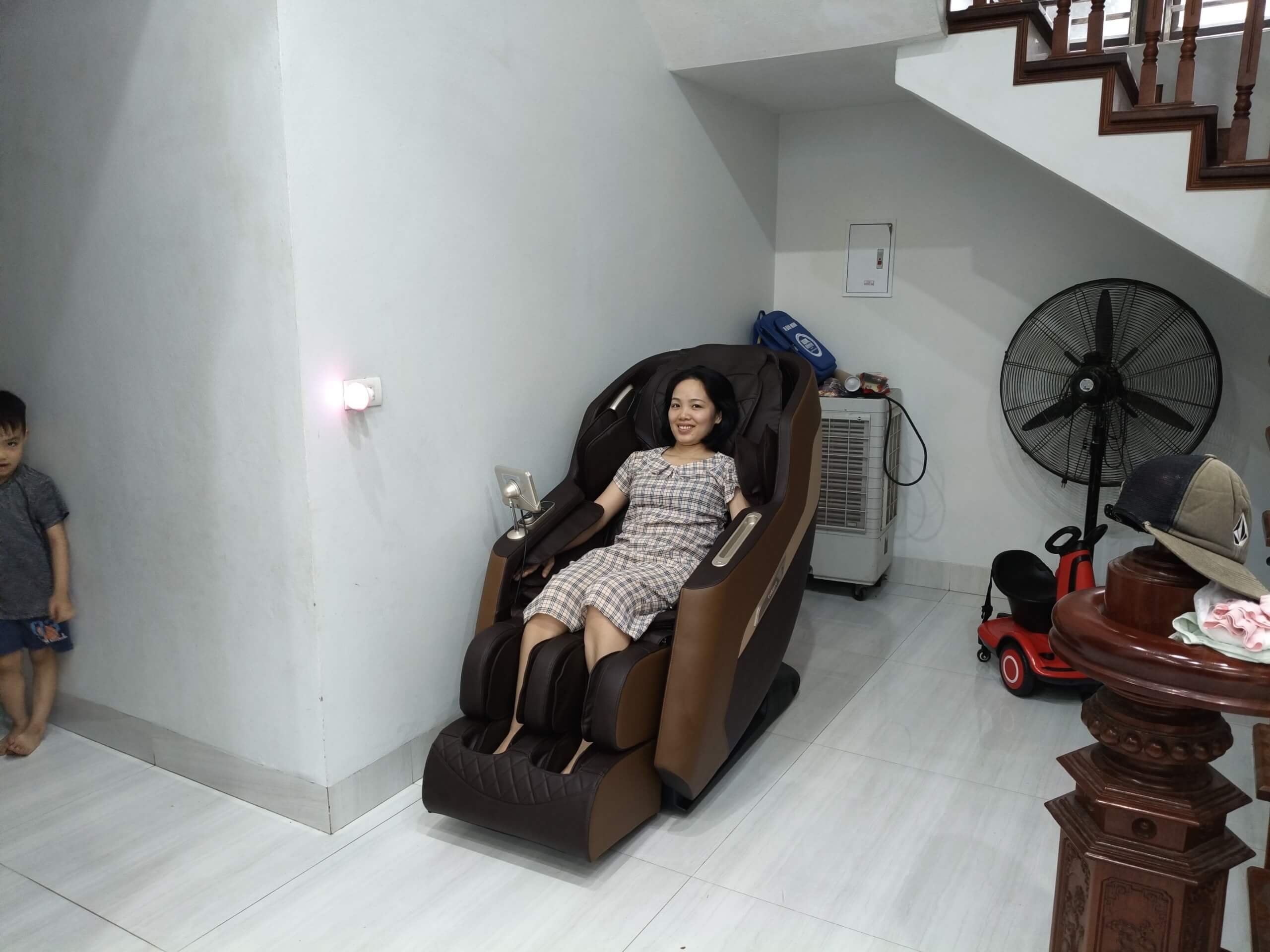 Khách hàng trải nghiệm miễn phí ghế massage Tokuyo tại nhà