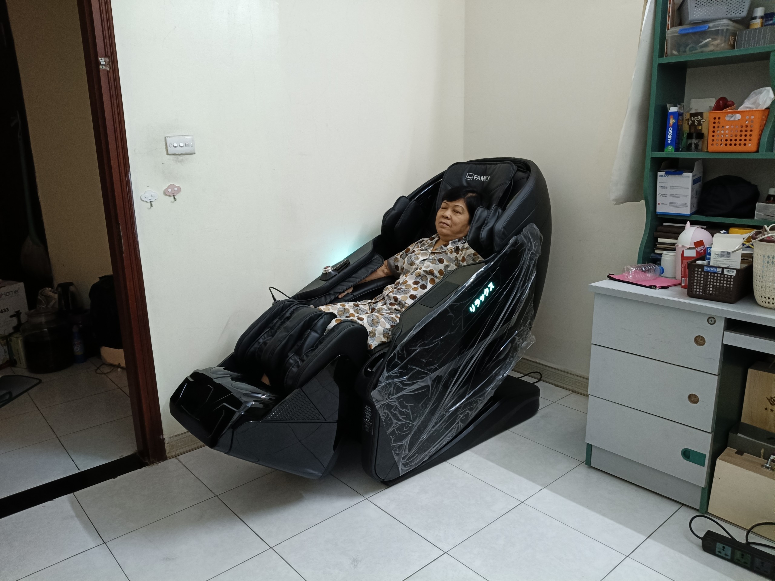 Khách hàng trải nghiệm ghế massage Tokuyo